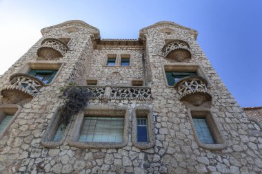 El Papiol, İspanya- Modernist tarzı bina, Can Bou veya Casa de Pedra (Taş ev) Salvador Valeri tarafından tasarlanan.