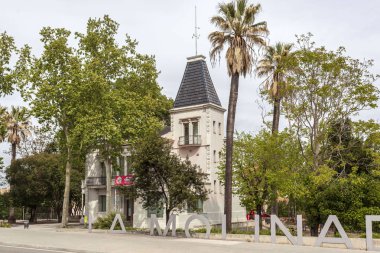 Palleja,İspanya-: Halka açık parkta klasik bina.