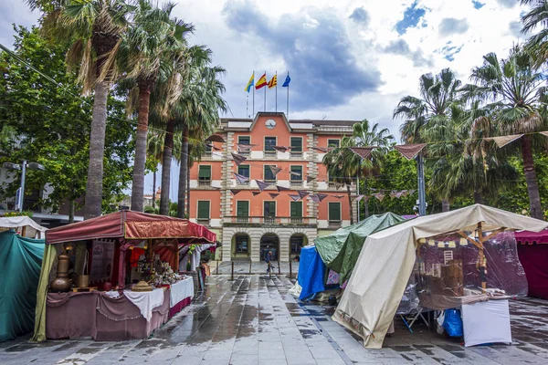 CASTELLDEFELS, ESPAÑA: Ayuntamiento, Ayuntamiento, Ajuntament y mercado público . —  Fotos de Stock