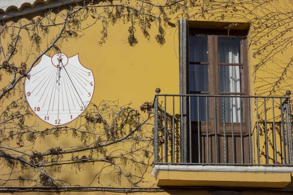 EL PAPIOL, ESPAÑA Sundial en fachada edificio de la casa en el pueblo de El Papiol, Cataluña . — Foto de Stock