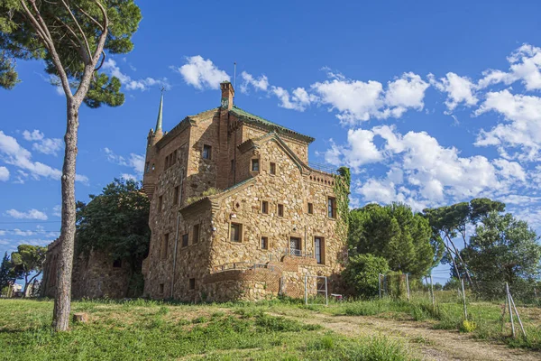 Colonia Guell-Santa Coloma de Cervello, Hiszpania budynek w stylu modernistycznym, Casa del Mestre (dom Nauczycielski) zaprojektowany przez Frankesc Berenguer w mieście firmy, Colonia Guell. — Zdjęcie stockowe