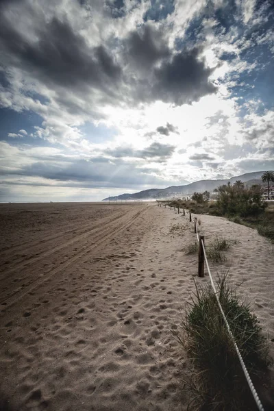 Playa mediterránea en Castelldefels, Cataluña, España . — Foto de Stock