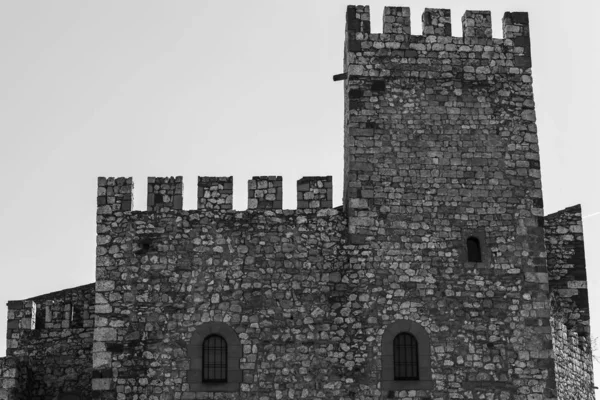 Starożytny średniowieczny zamek w miejscowości El Papiol, Katalonia, Hiszpania. Czarno-białe. — Zdjęcie stockowe