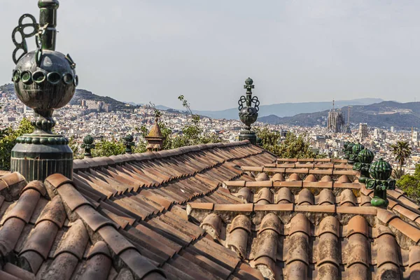 Künstlerisches dach des restaurantgebäudes entworfen von josep puig i cadafalch im montjuic park von barcelona, katalonien, spanien. — Stockfoto