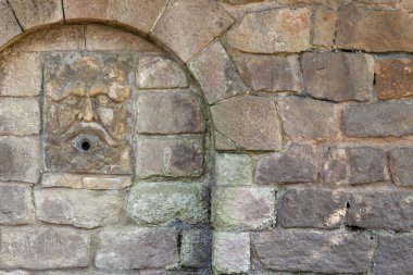 Halka açık bahçe, Montjuic Park'taki Jardins del Laribal, eski çeşme insan yüzü. Barselona, Katalonya, İspanya.