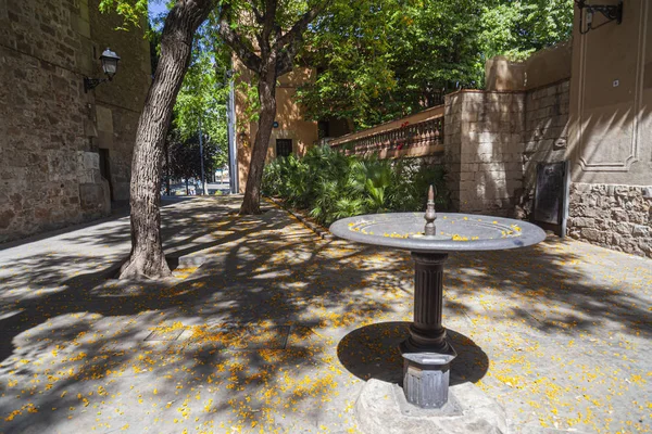 Pequena praça no centro histórico de Sarria distrito de Barcelona Fotos De Bancos De Imagens