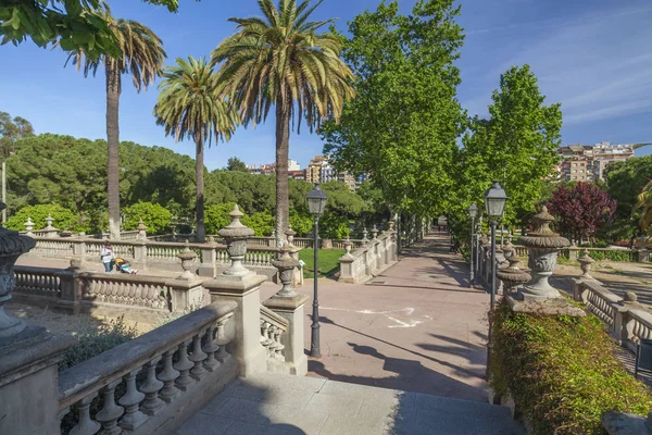 Parque de jardim público, Parc Can Buxeres em Hospitalet de Llobregat , Imagens De Bancos De Imagens