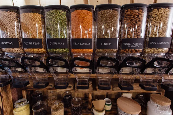 詰め替え容器のフロント ビュー ゼロ廃棄物ショッピング エンドウ豆およびレンズ豆の詰め替え容器が付いている棚のオーガニック ショップの種子 — ストック写真