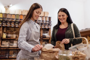 Müşteri ambalaj ücretsiz Shop un scooping istekli tezgâhtar.