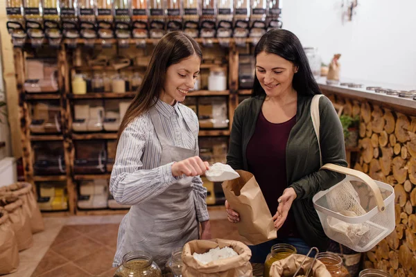 ウェイスト ショッピング 女性パッケージ無料食料品店で粉を購入 — ストック写真