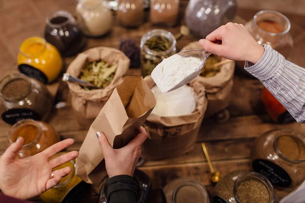 Sadece müşteri ambalaj ücretsiz Shop un scooping tezgâhtar el.