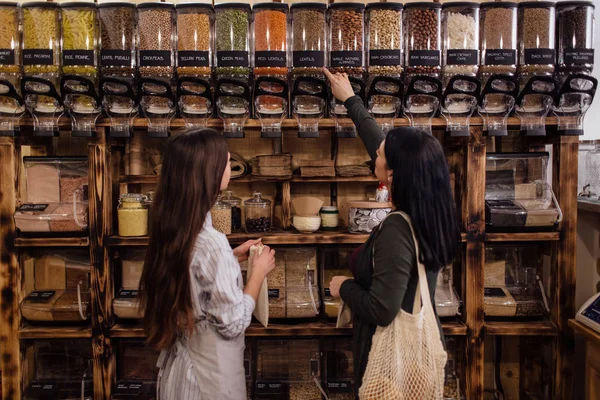 Donna Che Compra Cibo Sano Nel Negozio Gratuito Del Pacchetto — Foto Stock