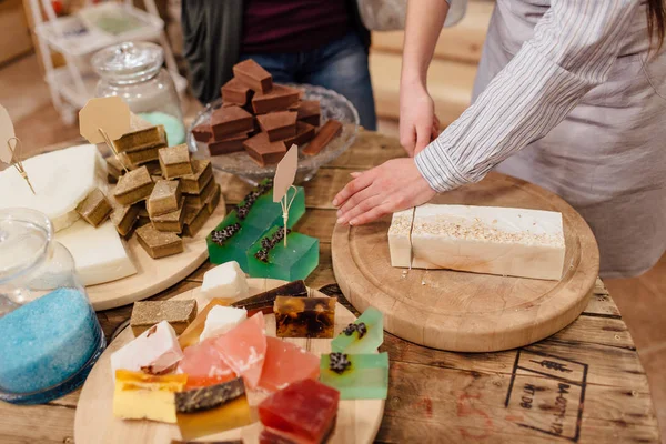 Shop Assistant Cutting Bars Natural Soap Customer Package Free Store — Stock Photo, Image