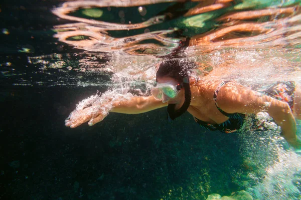 Kvinna snorkling. — Stockfoto