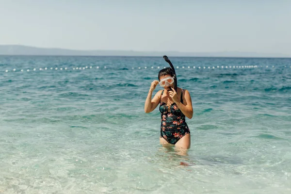 Kvinna redo att snorkla i havet. — Stockfoto