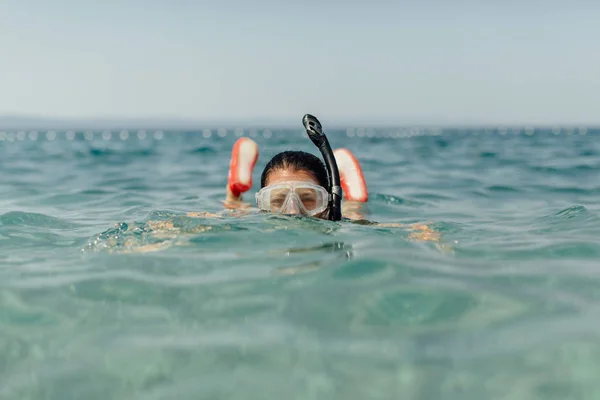 Kvinna bär dykning mask och snorkel simma i havet. — Stockfoto