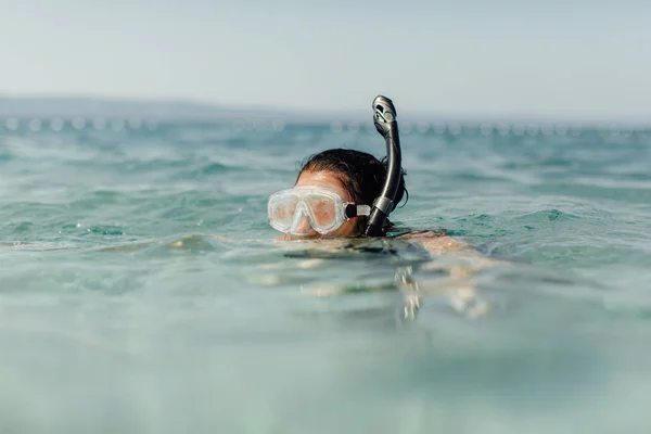 Kvinnlig simmare lära sig att snorkla. — Stockfoto