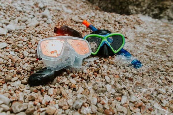 Máscaras de snorkel na praia de seixos . — Fotografia de Stock