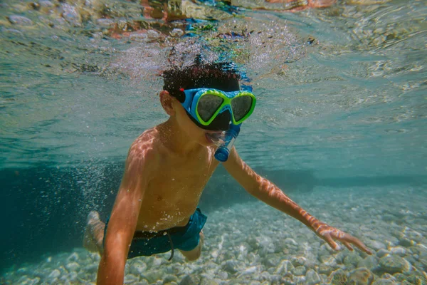 Barn snorkling i grunt hav. — Stockfoto