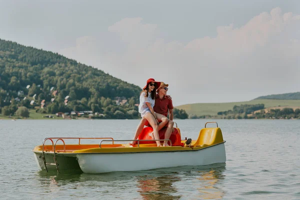 Portrait d'un couple souriant amoureux s'amusant pédalant lors d'une chaude journée d'été . — Photo