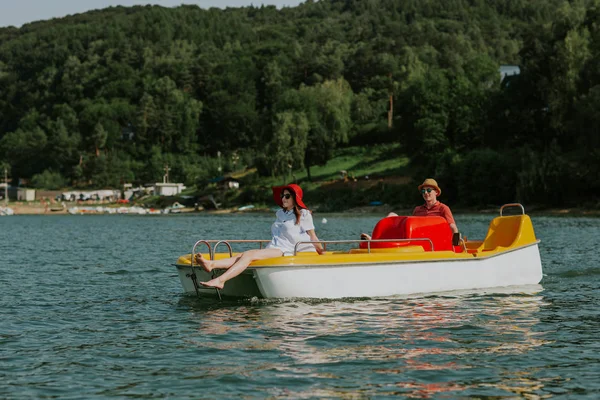 湖でボートを楽しむ愛のカップル. — ストック写真