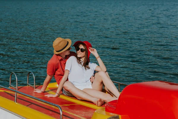 Alegre hombre y mujer abrazos mientras pasea en bote . — Foto de Stock