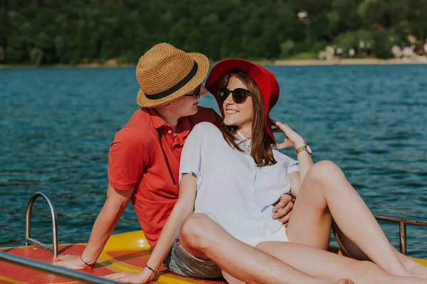 Alegre hombre y mujer divirtiéndose mientras navega . — Foto de Stock