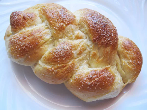Zelfgebakken brood op een bord — Stockfoto