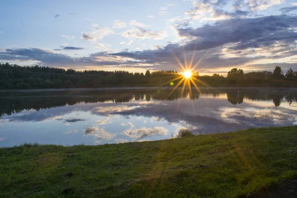 Puesta de sol en el río. Hermoso paisaje . —  Fotos de Stock