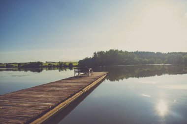Günbatımı. Akşam nehir üzerinde Pier