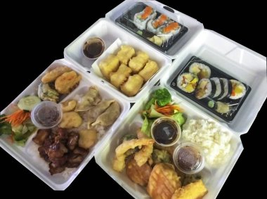 Köpük kutularındaki Japon yemekleri