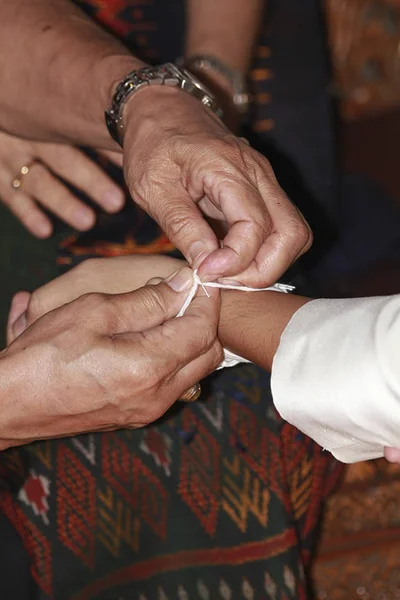 Atar Par Manos Con Fortuna Hilo Blanco Para Desearles Feliz — Foto de Stock