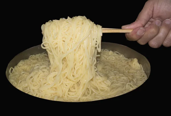 Asansör noodle yemek çubuğu ile — Stok fotoğraf