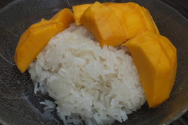 sweet mangoes sticky rice