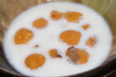 Sütlü ve hindistan cevizi sütlü Tayland usulü tatlı.