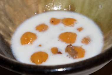 Sütlü ve hindistan cevizi sütlü Tayland usulü tatlı.