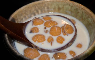 Sütlü ve hindistan cevizi sütlü Tayland usulü tatlı.