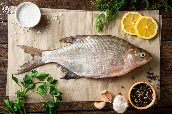 Rustik ahşap arka plan üzerinde ham havuz balık. Üstten görünüm.