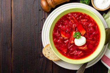 Borsch - koyu ahşap arka plan üzerinde geleneksel Rus Pancar çorbası. Üstten görünüm. Kopya alanı.