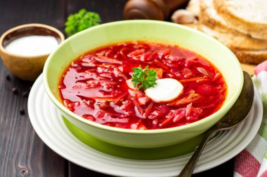 Borsch - koyu ahşap arka plan üzerinde geleneksel Rus Pancar çorbası. Seçici odak.