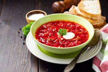 Borsch - koyu ahşap arka plan üzerinde geleneksel Rus Pancar çorbası. Seçici odak.