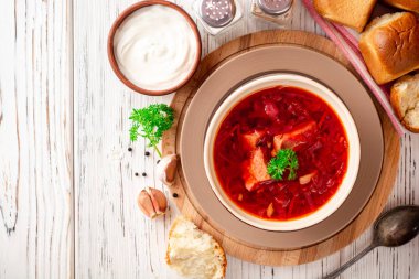 Borsch - Beyaz ahşap arka plan üzerinde geleneksel Rus Pancar çorbası. Üstten görünüm.