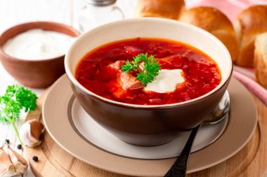 Borsch - Beyaz ahşap arka plan üzerinde geleneksel Rus Pancar çorbası. Seçici odak.