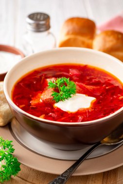 Borsch - Beyaz ahşap arka plan üzerinde geleneksel Rus Pancar çorbası. Seçici odak.