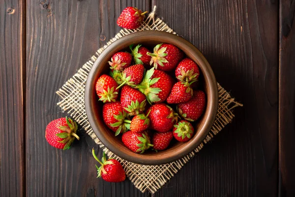 Fresas Frescas Tazón Cerámica Sobre Fondo Madera Oscura Vista Superior — Foto de Stock