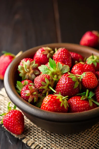 Fresas Frescas Tazón Cerámica Sobre Fondo Madera Oscura Enfoque Selectivo — Foto de Stock