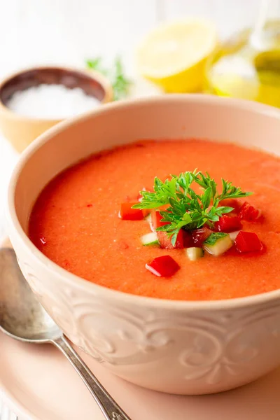 Sopa Gazpacho Tazón Sobre Fondo Madera Blanca Plato Tradicional Español —  Fotos de Stock