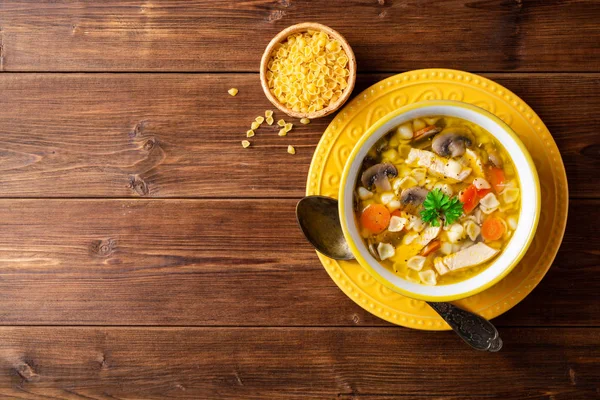 Kippensoep Met Champignons Groenten Pasta Kom Houten Tafel Bovenaanzicht Kopiëren — Stockfoto