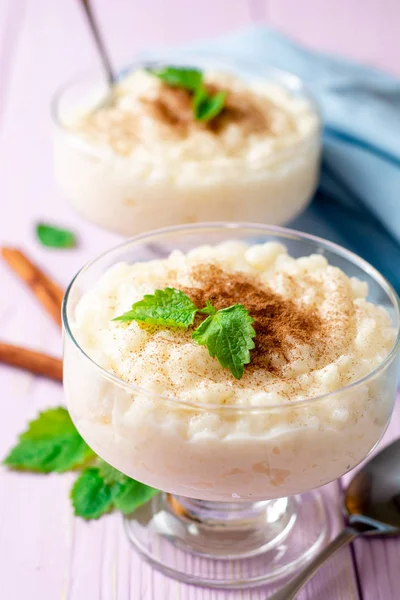 Puding Beras Dengan Kayu Manis Dan Mint Dengan Latar Belakang — Stok Foto