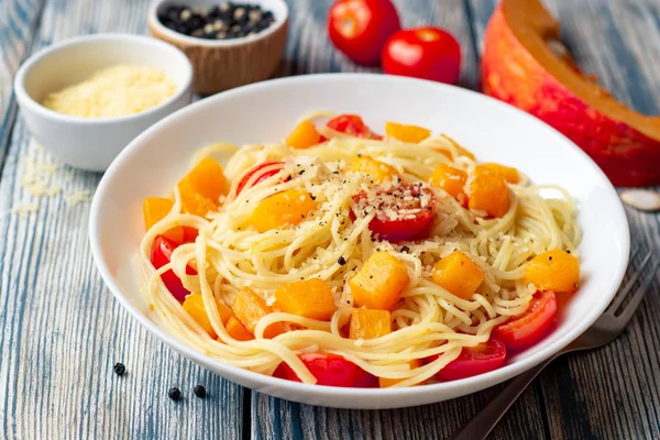 Pasta Espaguetis Con Calabaza Tomates Cherry Queso Parmesano Tazón Blanco — Foto de Stock